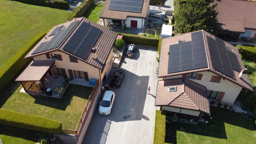 Deux maisons équipées de panneaux solaires en Suisse