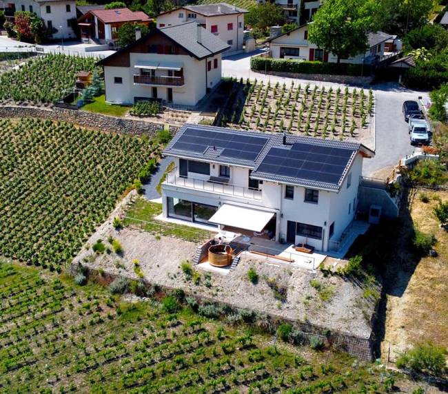 Solarmodule auf dem Dach eines Hauses in der Schweiz