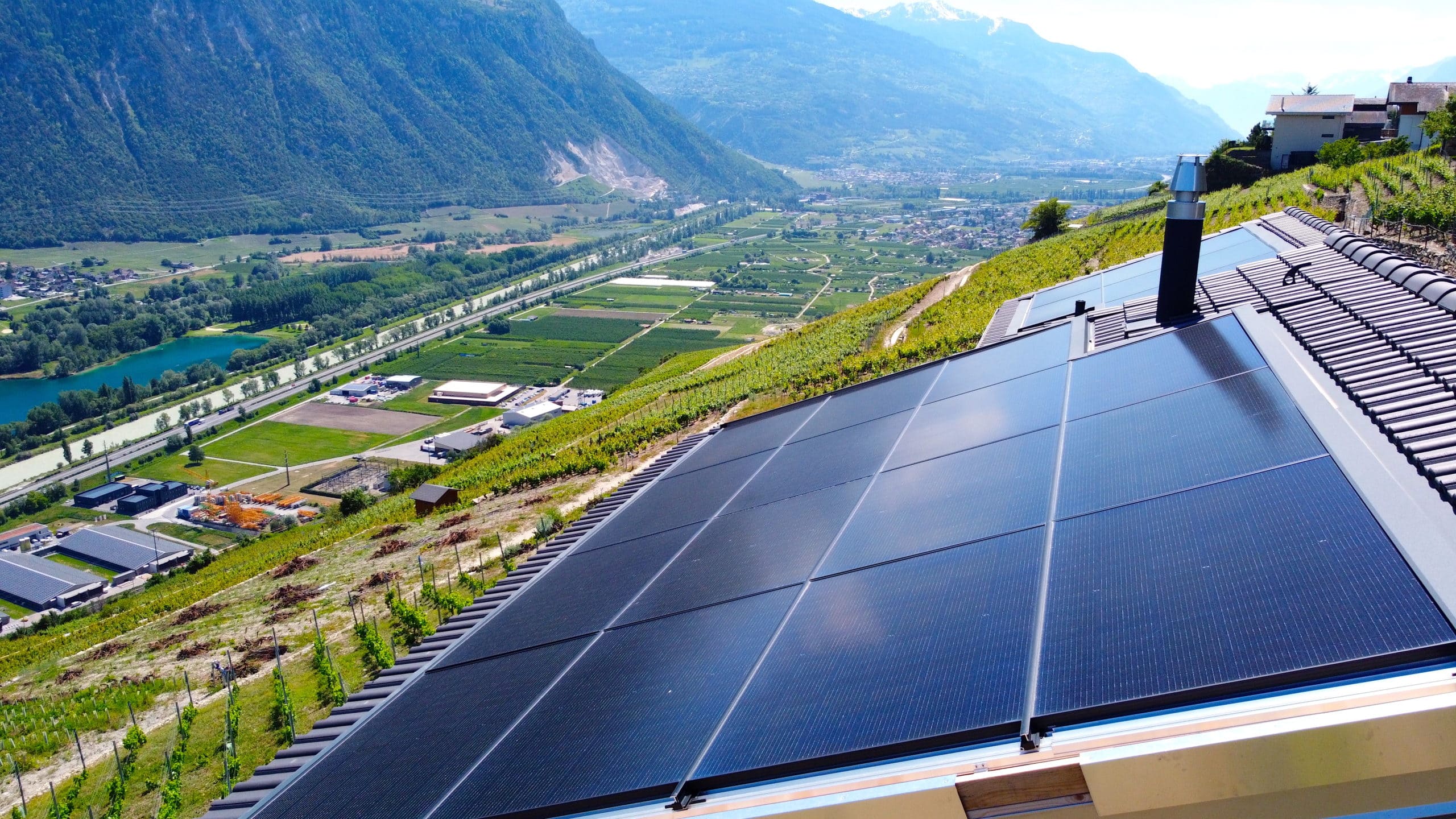 Solarmodule auf dem Dach eines Hauses in der Schweiz