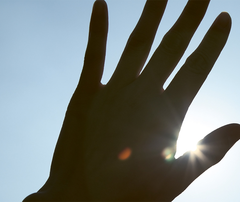 main couvrant le soleil